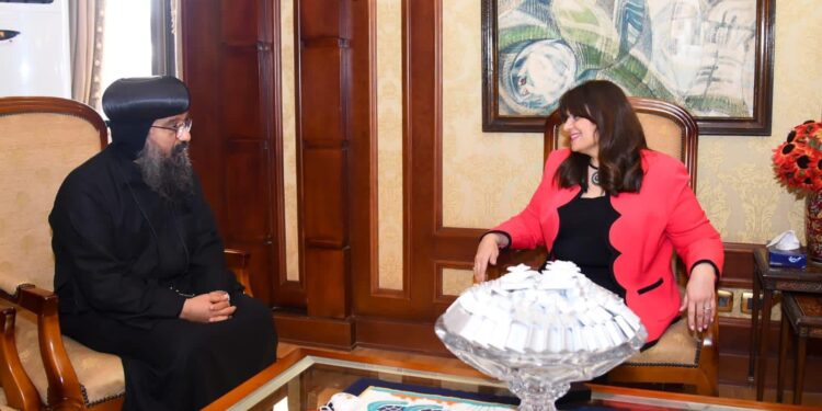 وزيرة الهجرة تستقبل الأنبا بولس في القاهرة لبحث صور التعاون المشترك
