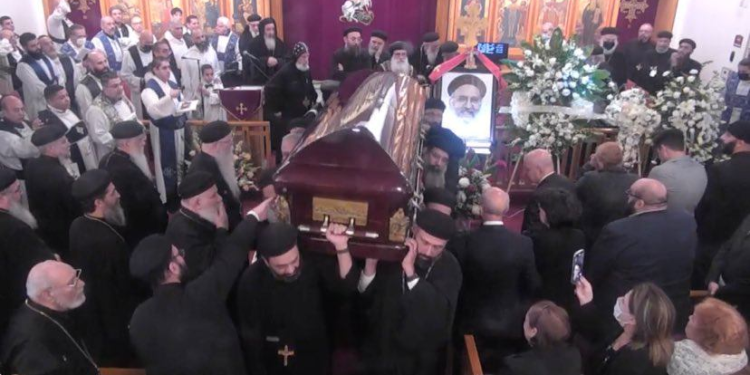 مطران لوس أنجلوس يترأس صلاة الجنازة على جثمان شيخ كهنة الإيبارشية القمص إبراهيم عزيز