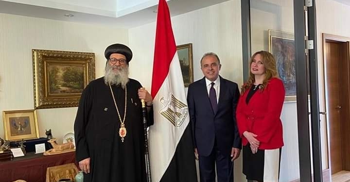 الأنبا لوقا يهنئ السفير المصري في سويسرا بثورة يوليو