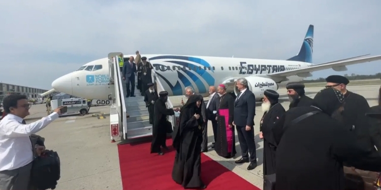 بالبث المباشر.. وصول البابا تواضروس إلى مطار بودابست فرانز ليست الدولي