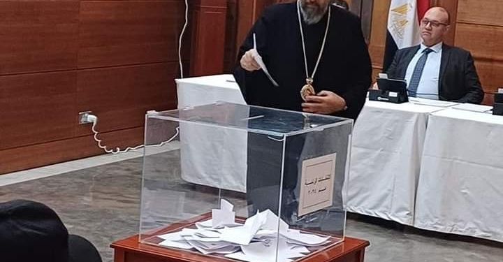 أسقف لندن يدلي بصوته في الانتخابات الرئاسية بمقر السفارة المصرية