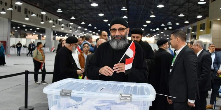 الآباء الكهنة وأبناء الكنيسة القبطية في الكويت يدلون بأصواتهم في الإنتخابات الرئاسية