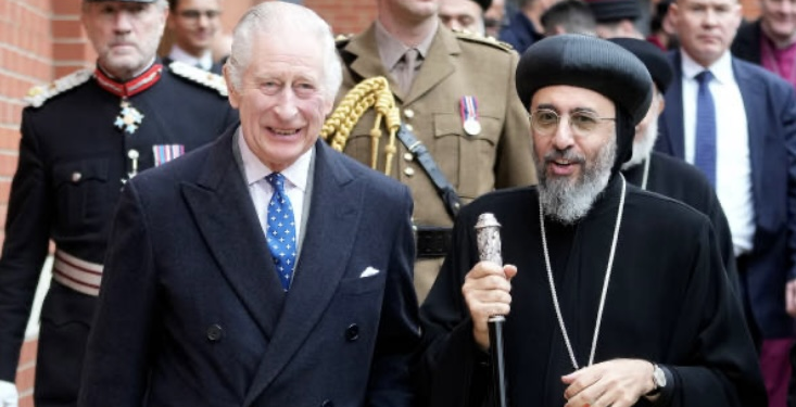 بالصور والفيديو.. بربطة عنق مزينة بالصلبان الملك تشارلز يزور الكنيسة القبطية الأرثوذكسية بالمملكة المتحدة