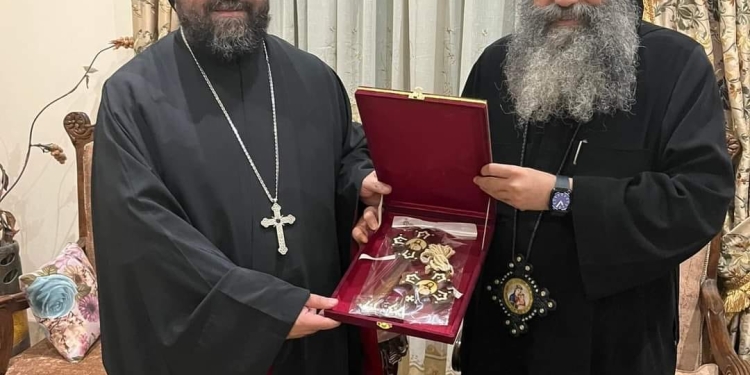 النائب البطريركي للكنيسة السريانية الأرثوذكسية في مصر يزور رئيس دير المحرق