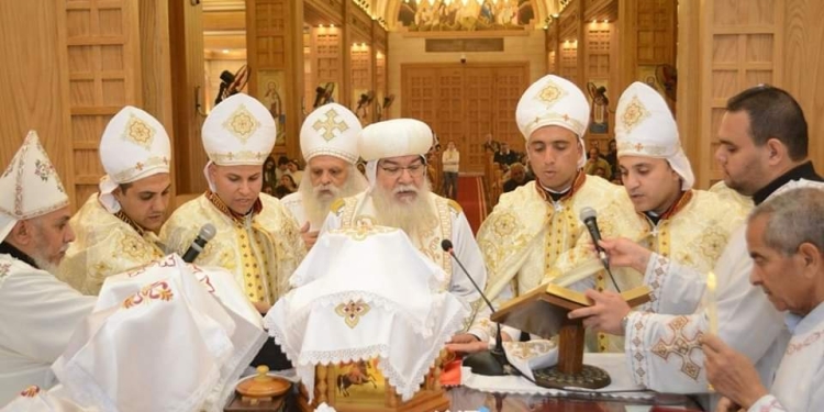 الأنبا مكاريوس يرسم أربعة كهنة جدد للخدمة بإيبارشية المنيا